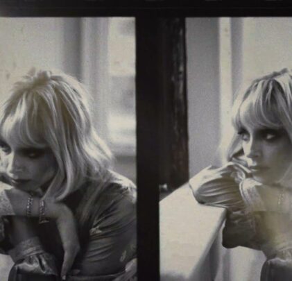 Escucha el cover de St. Vincent para “Piggy” de Nine Inch Nails