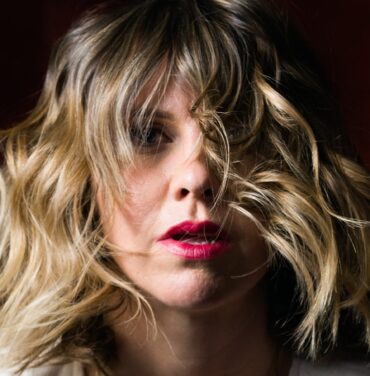 Sarah Neufeld (Arcade Fire) anuncia álbum y comparte “Stories”