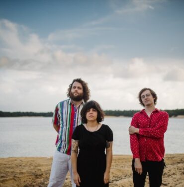 Screaming Females versiona a Annie Lennox