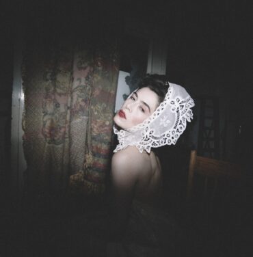 Marion Raw presenta video para “If I Could Turn Back Time”