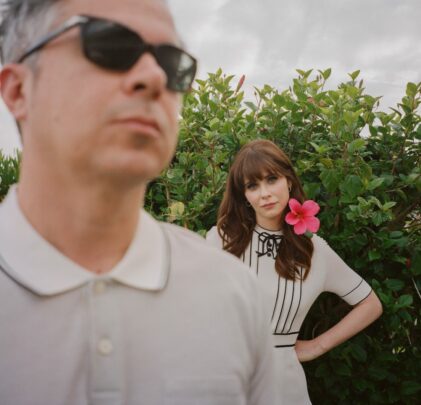 She & Him estrena la canción, “Wouldn't It Be Nice”