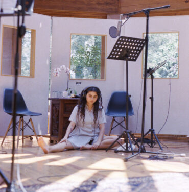 Silvana Estrada versiona “Tom's Diner”