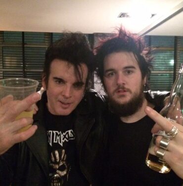Simon Gallup de The Cure es sustituido por su propio hijo