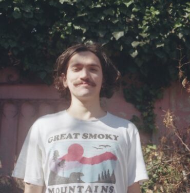 PREMIERE: Simón Campusano estrena “Tres veranos en un año”