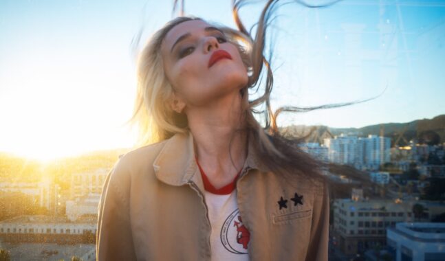 Sky Ferreira estrena “Leash”