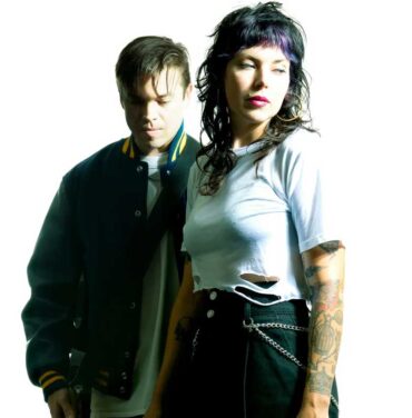 Sleigh Bells anuncia nuevo álbum y comparte “Locust Laced”