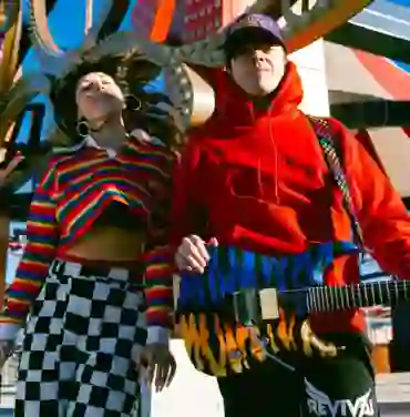 Sleigh Bells revive su esencia con “Wanna Start a Band?”