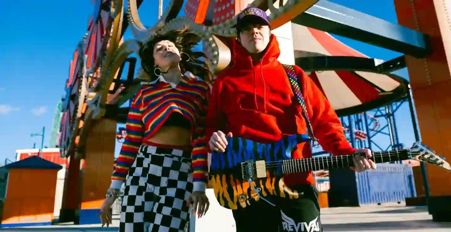 Sleigh Bells revive su esencia con “Wanna Start a Band?”