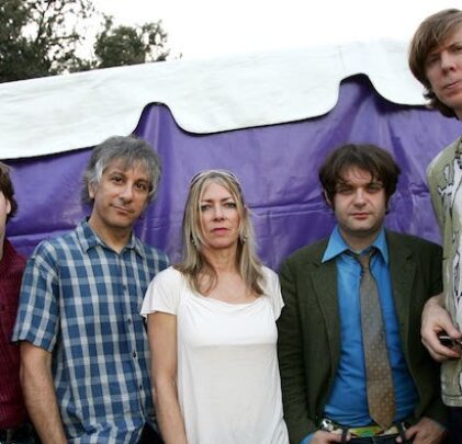Sonic Youth subastará sus instrumentos