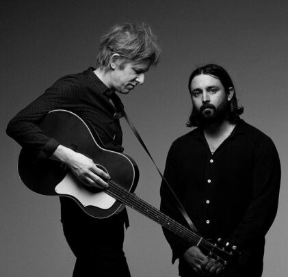 Spoon coverea “I Can’t Give Everything Away”, de David Bowie
