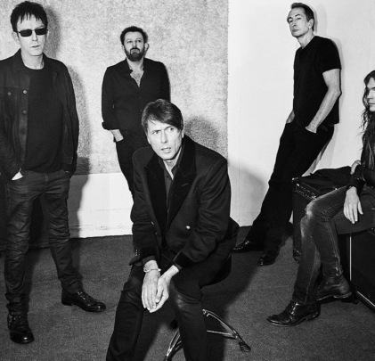 ¡Suede comparte su nueva canción, “She Still Leads Me On”!