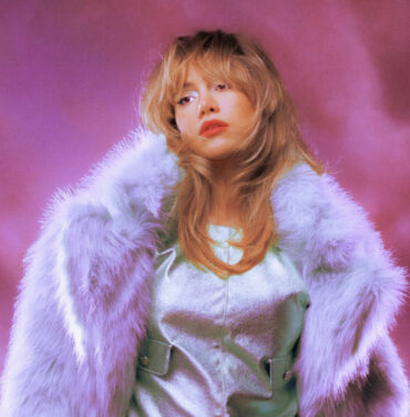 Escucha “Blackout Drunk” de Suki Waterhouse