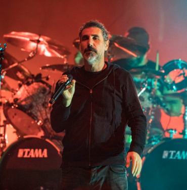 Serj Tankian y John Dolmayan interpretan “Aerials” en México