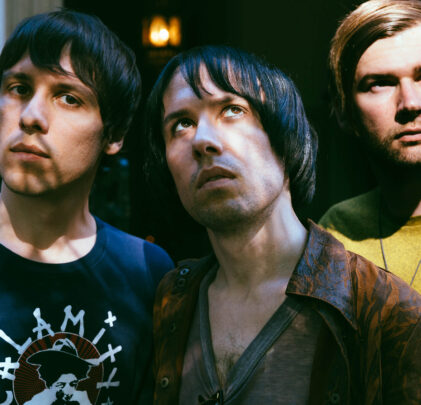 The Cribs comparte su línea directa para 'Night Network'