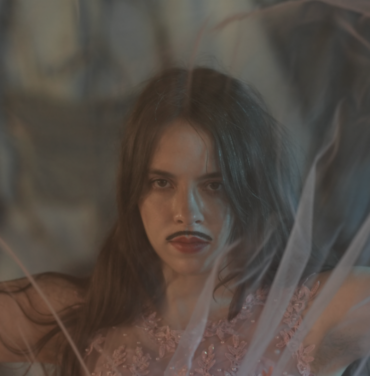 Teri Gender Bender le da nueva vida a “¿POR QUÉ TE VAS?”