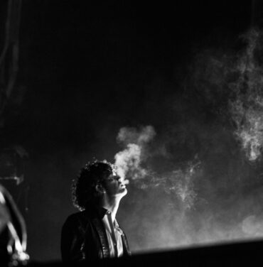 Matty Healy besa a guardia de seguridad en un concierto