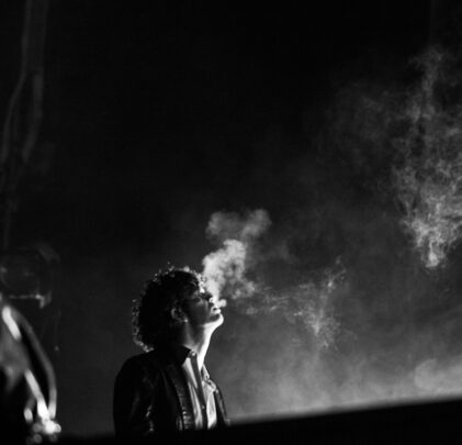 Matty Healy besa a guardia de seguridad en un concierto