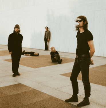 “Firefly”, lo nuevo de The Black Angels con Loulou Ghelichkhani (Thievery Corporation)