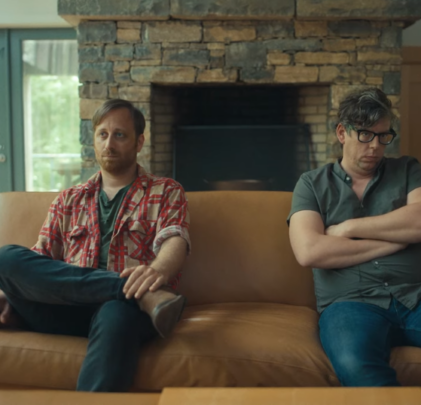 The Black Keys va a terapia en el video de 