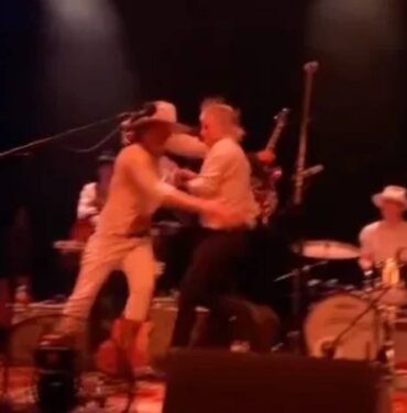 Miembros de The Brian Jonestown Massacre se pelean en concierto