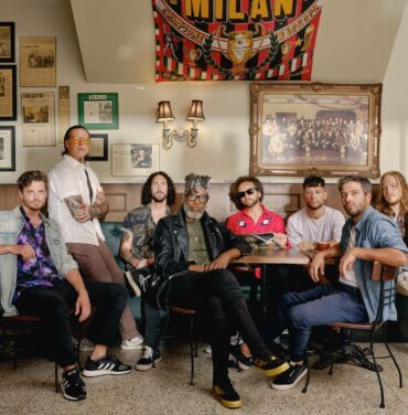 Escucha “Merry Christmas Baby” en voz de The Brooks