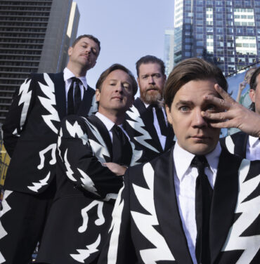 Matt Helders invade el escenario de The Hives