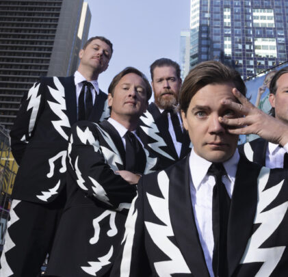 Pelle Almqvist (The Hives) sorprende a banda callejera