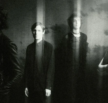 The Horrors despierta el fuego en “Trial By Fire”