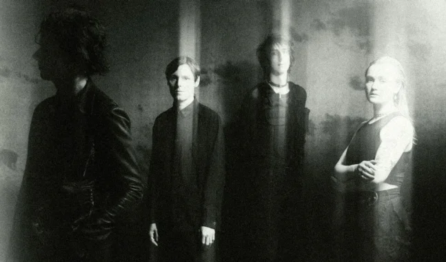 The Horrors despierta el fuego en “Trial By Fire”