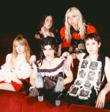 The Last Dinner Party deslumbra con “Caesar On A TV Screen”