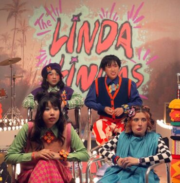 The Linda Lindas rockea con guitarras LEGO