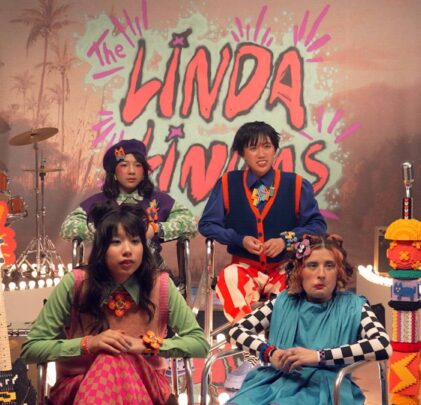 The Linda Lindas rockea con guitarras LEGO