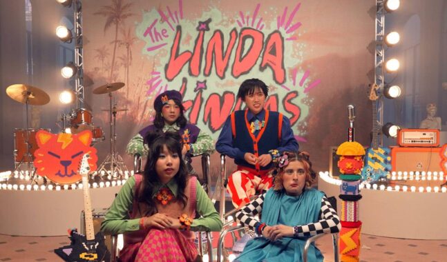 The Linda Lindas rockea con guitarras LEGO