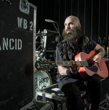 Tim Armstrong lanza guitarra conmemorativa con Fender