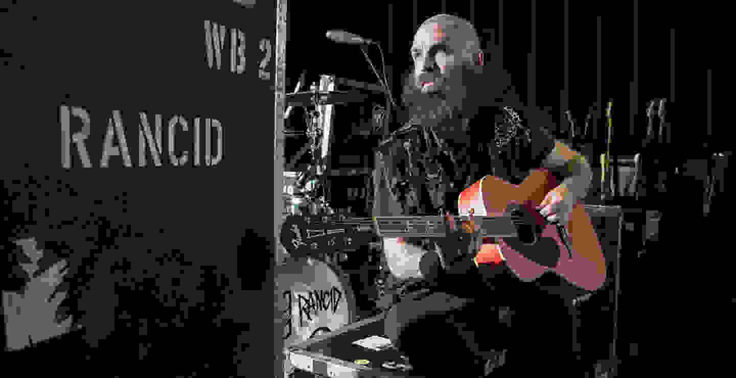 Tim Armstrong lanza guitarra conmemorativa con Fender