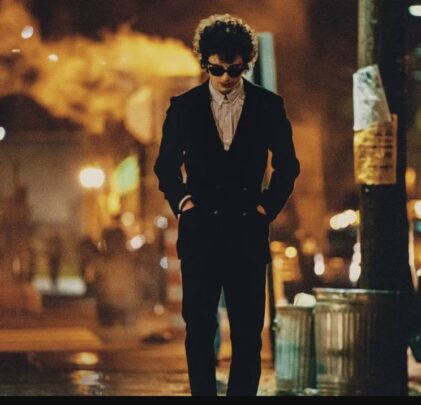 Mira a Timothée Chalamet como Bob Dylan en el nuevo tráiler de 'A Complete Unknown'
