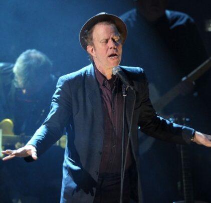 Tom Waits graba música para una exhibición de arte