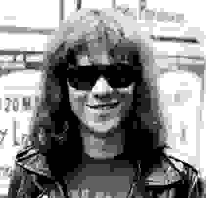 Tommy Ramone, el diseñador, los otros Ramones y los toquines