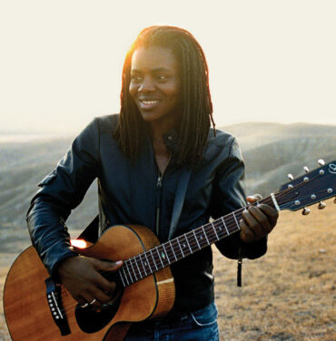 Tracy Chapman se convierte en la primera mujer negra en entrar al No. 1 con una canción country