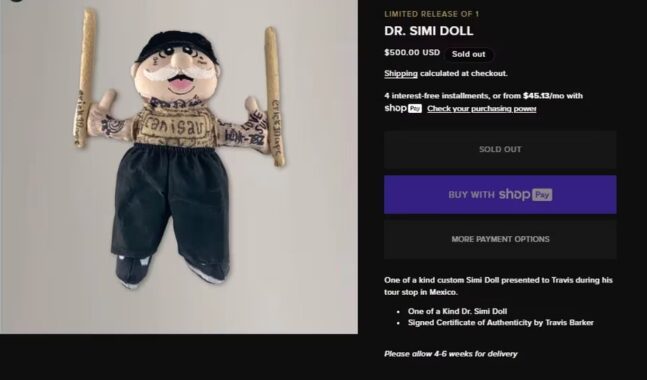 Travis Barker vende el muñeco del Dr. Simi que le regaló un fan