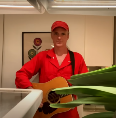 Travis comparte versión de “Sing” desde el aislamiento