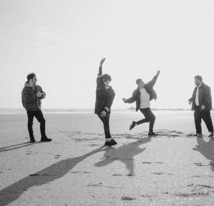 Triángulo de Amor Bizarro estrena “Estrella Solitaria”