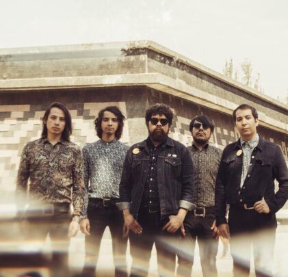 Viv and the Sect estrena 