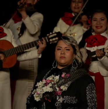 Vivir Quintana estrena el video de “Te mereces un amor”