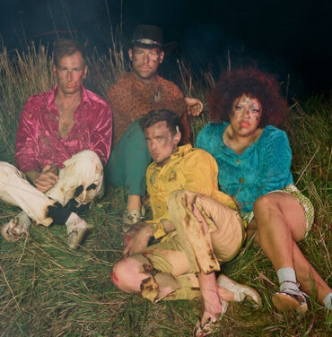Weaves le hace un cover a Arcade Fire
