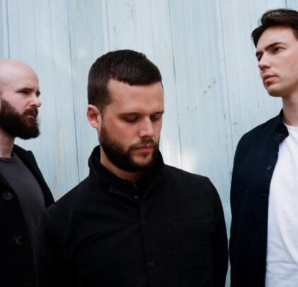 White Lies comparte su nueva canción, “Blue Drift”