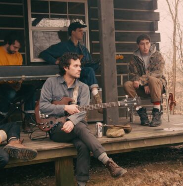 Whitney y Waxahatchee hacen cover a “Take Me Home, Country Roads”