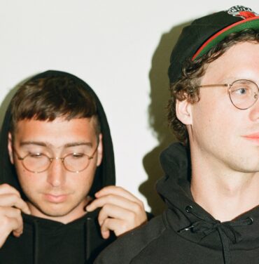 Whitney comparte cover de David Byrne y Brian Eno