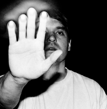 Will Butler estrena “A Stranger's House” y “Nearer to Thee”