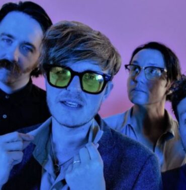 Yard Act y su nueva rola autorreferencial, “The Trench Coat Museum”